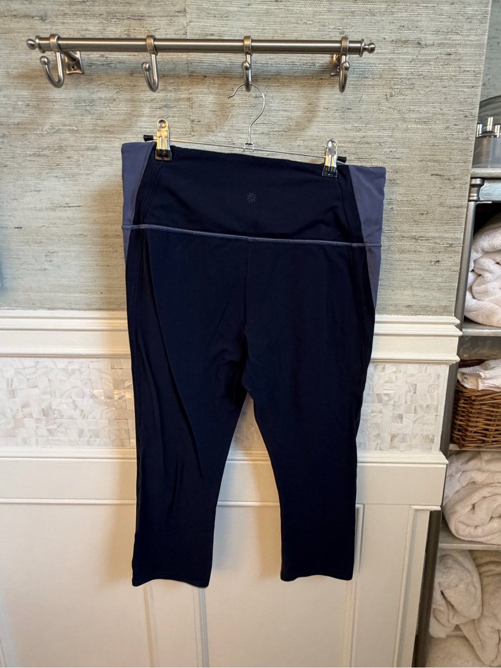 Large Athleta horizon scallop Capri leggings stormy sky Navy light blue cutout - Picture 10 of 10
